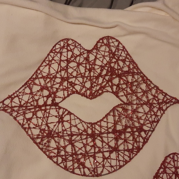 Red wired lips - Picture 2 of 2